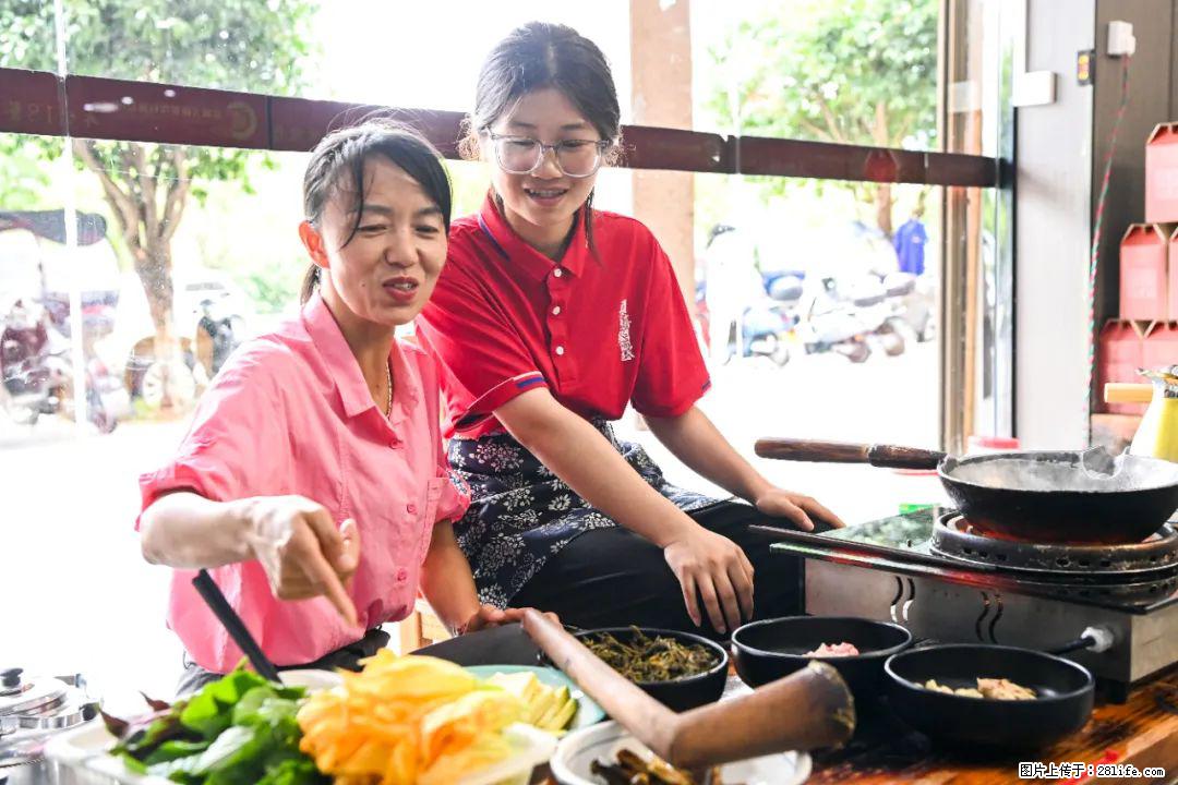 全网追的“扁担女孩”,找了一份暑假工,时薪12元 - 张家口生活资讯 - 张家口28生活网 zjk.28life.com