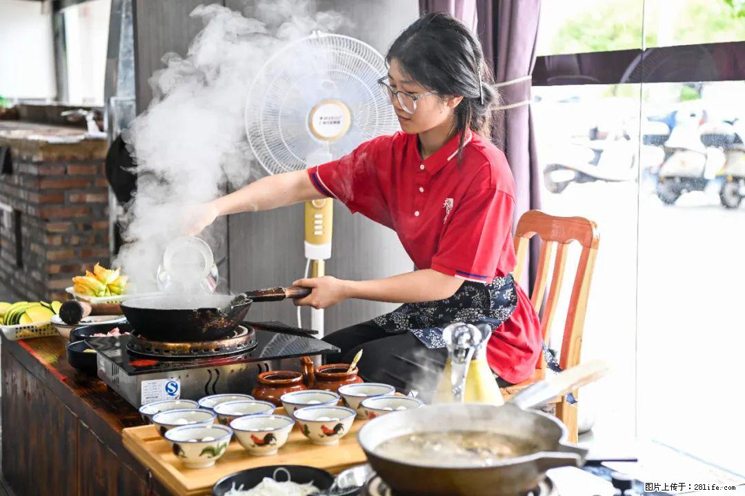全网追的“扁担女孩”,找了一份暑假工,时薪12元 - 张家口生活资讯 - 张家口28生活网 zjk.28life.com